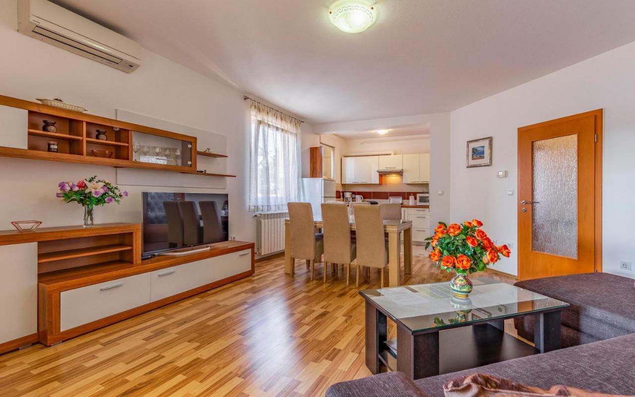 Istriensonne - Apartments Veruda Mit Grillterrasse Пула Екстериор снимка